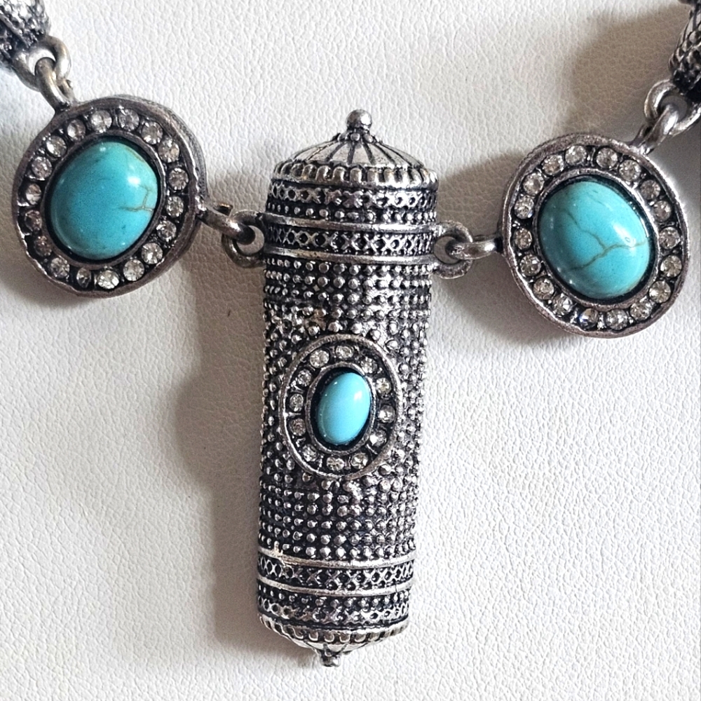 Rare Find Handcrafted / Engraved Howlite & Rhinestone Silver Tone Necklace. - Picture 3 of 6
